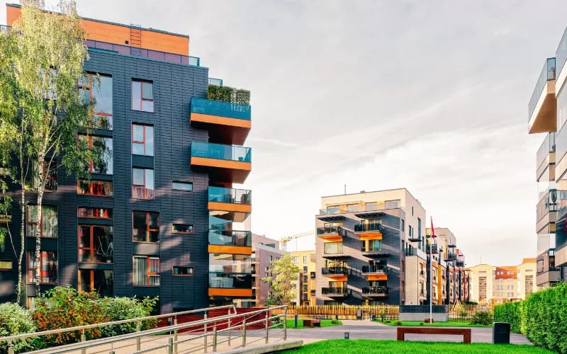 Czy warto inwestować w nieruchomości? Odkryj ryzyka i korzyści