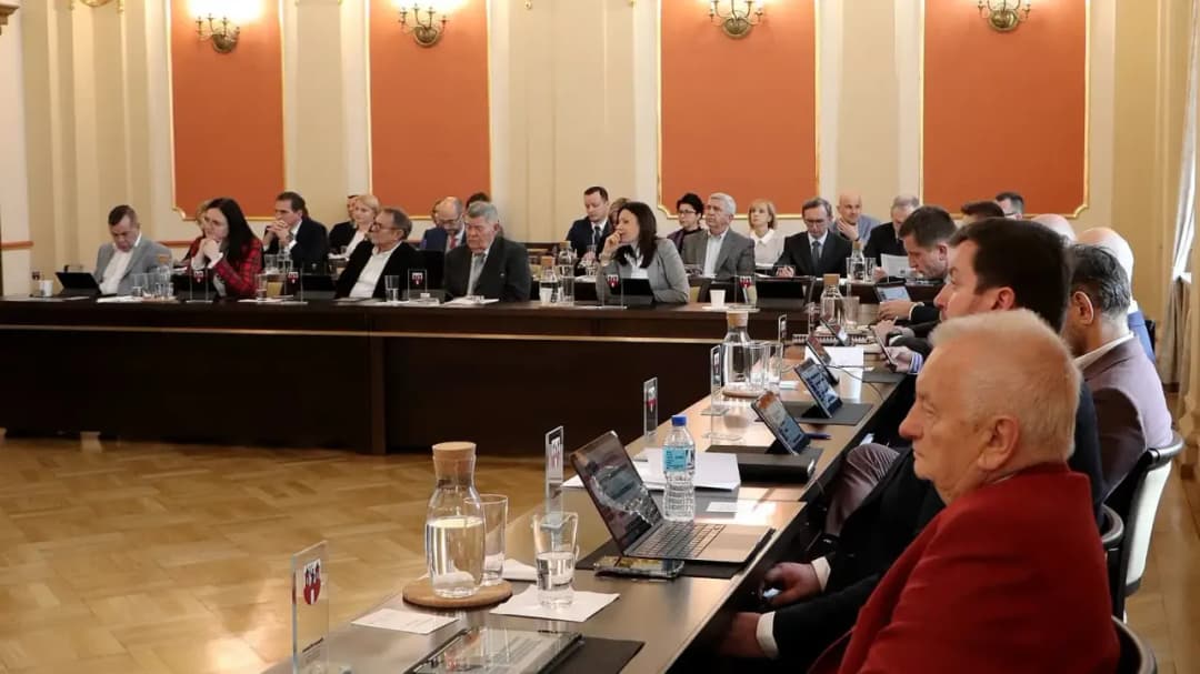 Ile zarabia radny osiedla? Zaskakujące różnice w wynagrodzeniach