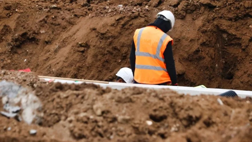 Jak głęboko kabel elektryczny na działce? Uniknij kosztownych błędów