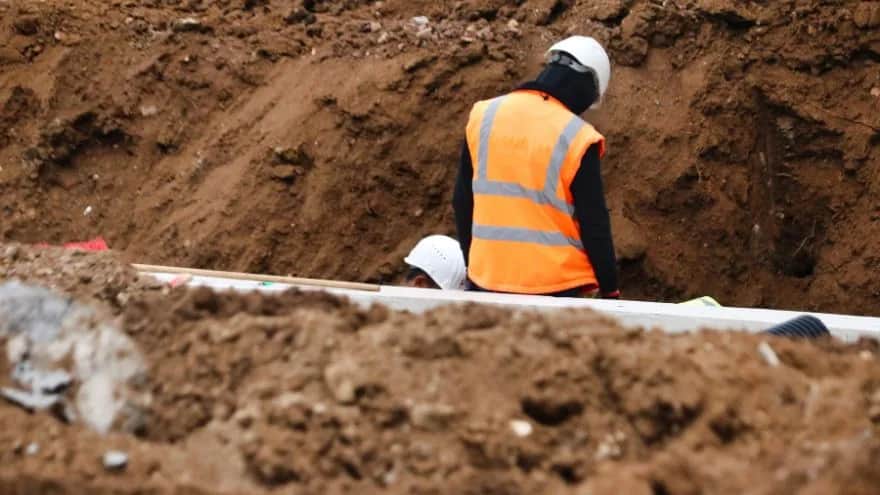 Jak głęboko kabel elektryczny na działce? Uniknij kosztownych błędów