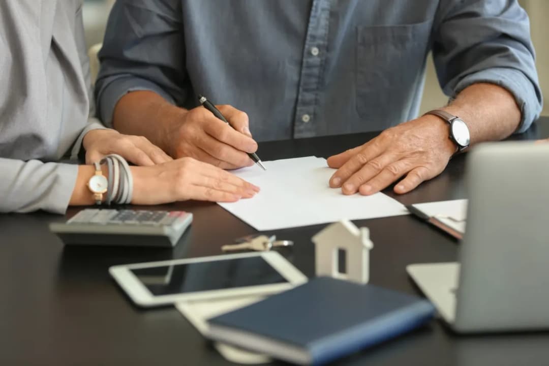 Ile procent bierze biuro nieruchomości? Sprawdź ukryte koszty sprzedaży