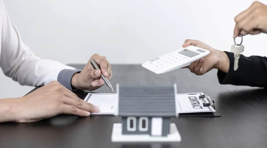 Ile podatku od sprzedaży działki? Sprawdź, jak go obliczyć i uniknąć kosztów