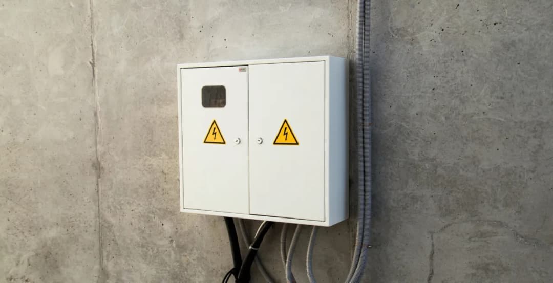 Ile kosztuje doprowadzenie prądu do działki? Zaskakujące ceny i czynniki wpływające na koszty Ile kosztuje doprowadzenie prądu do działki? Zaskakujące ceny i czynniki wpływające na koszty